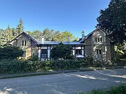 Straßenseite des Empfangsgebäudes, 2024