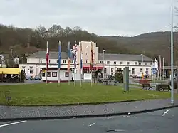 Empfangsgebäude und Bahnhofsvorplatz (April 2013)