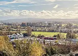 Das Bahnhofsgebäude in Fröndenberg mit Ausblick zur Nachbarstadt Menden (Aufgenommen von der Haßleistraße in Fröndenberg)