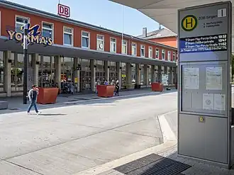 Empfangsgebäude und Bahnhofsvorplatz