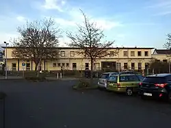 Das Empfangsgebäude aus der Sicht der Gleise.