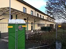 Blick auf die ehemalige Gaststätte und Empfangshalle. Hier verlief damals Gleis 1.