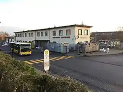 Blick von der Kölner Str. auf das alte Bahnhofsgebäude.