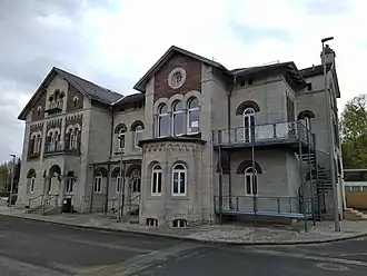 Empfangsgebäude von der Straßenseite aus (2021)