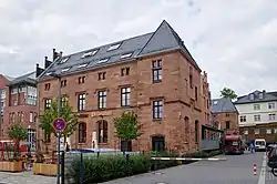 Die Alte Post von Süden, Blick auf das „Benediktiner Weissbräuhaus“, 2021