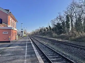 ehemaliges Empfangsgebäude und Bahnsteig