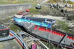 Vor der Kaimauer: Im Trockenen liegende Boote vom Typ, der häufig an der Küste von Conamara anzutreffen ist