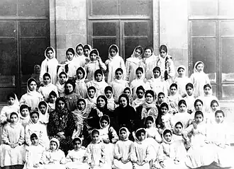 Direktorin der Schule Hənifə Məlikova mit Schülerinnen