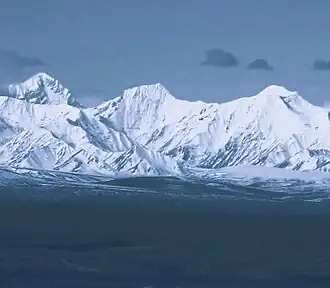Blick von Nordosten: Mount Balchen (links), Mount Geist (mittig), Mount Skarland (rechts)