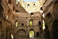 Haupteingang zum Turmhaus auf der Westseite; rechts daneben befindet sich der Eingang zur Wendeltreppe