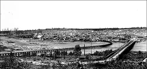 Die Trestle-Brücke der GN (links) und die erste Ballard Bridge (rechts, Straßenbrücke mit Gleis der NP) am Ostende der Salmon Bay, 1902