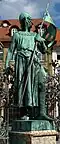 Statue König Konrad III am Brunnen hinten links