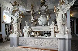 Heilig-Grab-Kapelle: Weltkugel mit Schlange