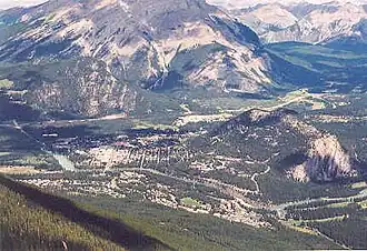 Tunnel Mountain und Banff, Alberta, Blick vom Sulphur Mountain