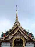 Eingang zum Chakri Maha Prasat mit Symbol der Chakri-Dynastie