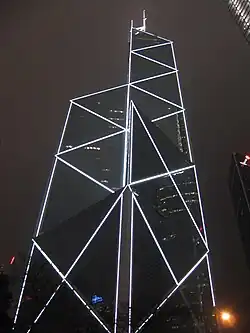 Der Turm ist bei Nacht beleuchtet