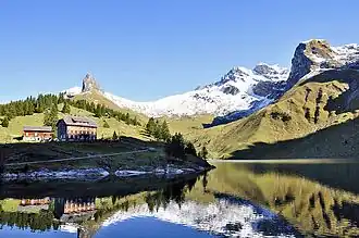 Der Bannalpsee mit dem Berghotel. Blick auf den Chaiserstuel (links) und den Ruchstock (rechts).