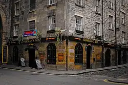 Die Außenansicht des an einer Straßenecke gelegenen Pubs in Altstadt-Umgebung.