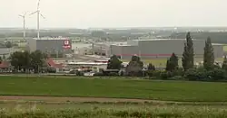 Blick auf das Logistiklager der Lebensmittelkette Kaufland im Gewerbegebiet Bantorf-Nord. Die eisenzeitliche Siedlung lag etwa an der Stelle des linken Großgebäudes mit rotem Firmenlogo.