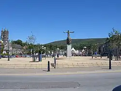 Wolfe Tone Square im Stadtzentrum mit Brendan-Denkmal