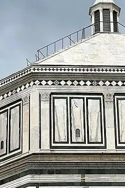 Umgebrochener Architrav am Ospedale und am Baptisterium