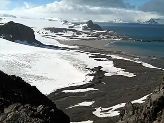 Mündungsgebiet des Baranowski-Gletschers (links, mit dem Nunatak Siodło) in die Admiralty Bay (rechts)