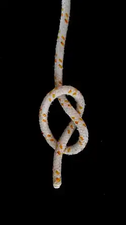 Führt man bei einem Auge die lose Part unter und über durch das Auge hindurch, erhält man einen Überhandknoten.