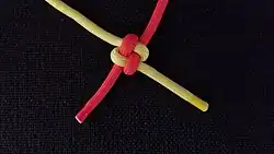 Zuziehen, in Form bringen und fertig ist der Freundschaftsknoten