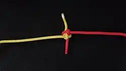 Fest zugezogen. Rückseite