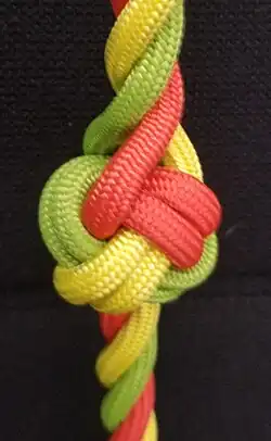 Der Doppelte Diamantknoten mit Führung unten ist fertig