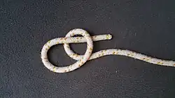 Die lose Part (das lose Seilende) wird wie dargestellt durch das Auge durchgesteckt. Es entsteht eine Bucht.