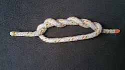 Man beginnt wie oben und wickelt das lose Endes eines Seiles dreimal um die eigene stehende Part