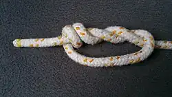 Nun legt man die Schlinge unten durch.