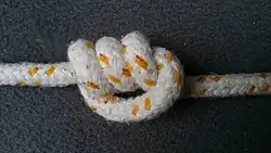 Den Knoten an beiden Tampen (Enden) festziehen