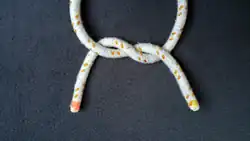 Bild 4: Seilenden unten. Links über rechts gelegter Halber Knoten. Bild 4 ist quasi das gespiegelte Bild 1.