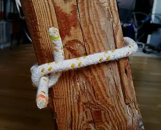 Linksgängiger Törn um den Balken und linksgängiger „Halber Schlag“ um die stehende Part.