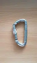 Karabiner mit Schraubsicherung (der abgebildete Karabiner ist kein HMS-Karabiner)