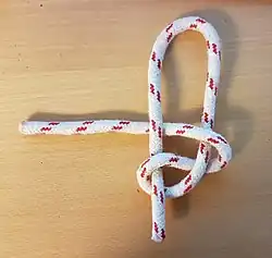 Zurück über das Seil und unter die stehende Part.