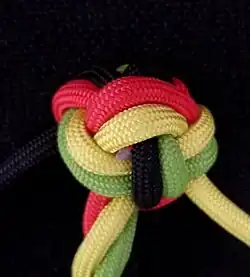 Noch sorgfältig nachziehen und den Rosenknoten in Form bringen.