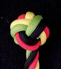 Und die Enden der Kardeele abgeschnitten. Seitenansicht des Rosenknotens.