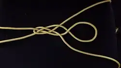 Dann wird die Bucht im Uhrzeigersinn gedreht und dadurch zu einem Auge gelegt.