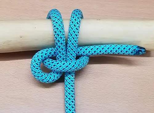 Der Pedigree-Kuhstek macht den einfachen Kuhstek verlässlicher, wenn man das lose Ende zwischen die Bucht und den Pfosten steckt.[7]