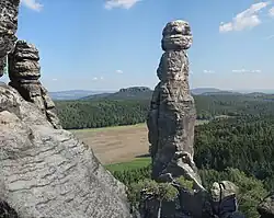 Die Barbarine mit den Papststein im Hintergrund