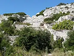 Blick aus ungefähr gleicher Richtung auf den Hang mit der Ruine der Mühlen