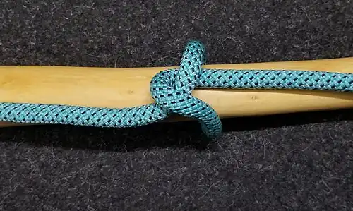 Auch der Marlschlag verwendet Törns um einen Gegenstand und „Halbe Schläge“ um das stehende Ende, nur die Seilenden verlaufen anders.