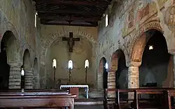 Inneres nach Osten am Triumphbogen ist die Asymmetrie des Baus zu erkennen, was auf verschiedene Bauphasen hinweist