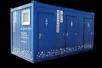 Dieser mobile WC-Container verfügt über eine barrierefreie Kabine.