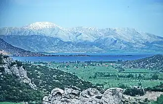 Das knapp 2800&nbsp;m hohe Massiv des Barla Dağı (im Hintergrund) markiert die tektonische Trennung des größeren Eğirdir Gölü mit der Stadt Eğirdir (Mittelgrund) vom nördlich gelegenen, kleineren Hoyran Gölü und damit bereits das Umbiegen der Kurve von Isparta vom West-Taurus zum Mittel-Taurus.