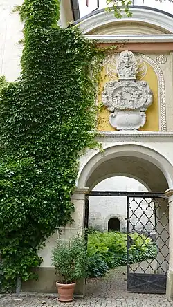 Barockes Portal mit Votivtafel der Barbara Hund