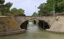 Die 1855 errichtete Ouvrages du Libron ermöglicht die Querung des Canal du Midi mit dem Libron-Fluss.